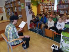 Spisovatel Jan Opatřil četl v&nbsp;obecní knihovně žákům základní školy