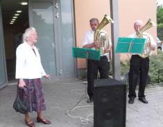 Před Obecním domem vítala příchozí dechovka pana Ondruše. Seniorka paní Anna Stanovská (84 let) neodolala a&nbsp;s kapelou si zazpívala a&nbsp;zatancovala si.