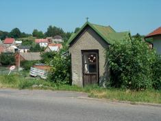 Opravená kaplička v&nbsp;ulici Markvartovická