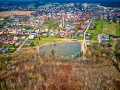 Fotografie oblasti u rybníků z dronu - duben 2023