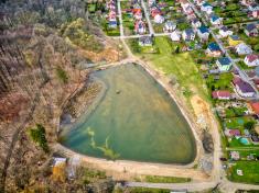 Fotografie oblasti u rybníků z dronu - duben 2023