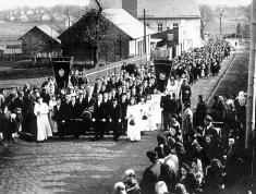 Památeční fotografie - průvod s&nbsp;misijním křížem, který se&nbsp;na závěr lidových misií stavěl před&nbsp;kostelem - 3.&nbsp;dubna 1949&nbsp;(upřesnil p.&nbsp;Václav Koloničný), dále je vidět tehdejší dlážděnou cestu, v&nbsp;pozadí hospoda "U&nbsp;Pchalka". Dále věž hasičů, veřejné záchodky