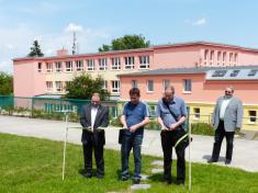 Nová botanická zahrada v&nbsp;areálu základní školy byla slavnostně otevřena