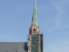 Krásná budova ludgeřovického kostela je po&nbsp;roce bez&nbsp;lešení a&nbsp;s novými ciferníky věžních hodin
