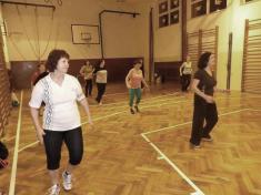 Cvičení žen ve&nbsp;školní tělocvičně