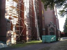 Začala výměna krytiny severní poloviny střechy hlavní lodi ludgeřovického kostela